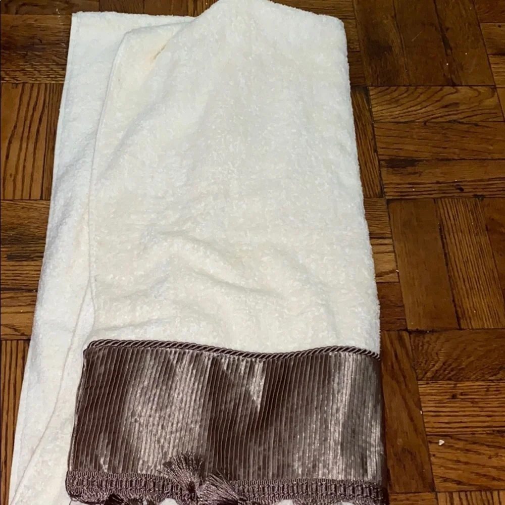 NWT croscill yellow & taupe bath towel